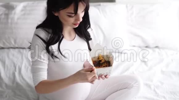 孕妇在床上吃中国食物视频的预览图