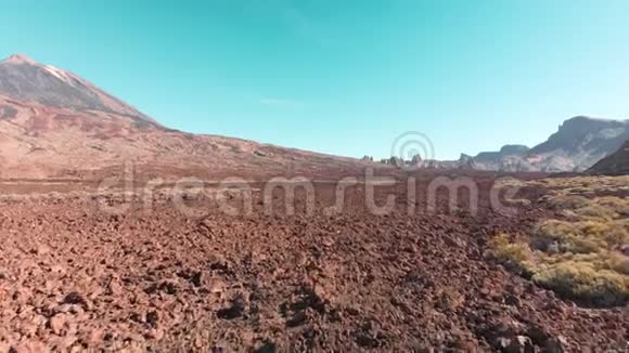 空中无人机射击红色的沙漠火山景观石头和一座山与火山对抗蓝天这就是视频的预览图
