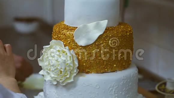 用糖碎花装饰婚礼蛋糕视频的预览图