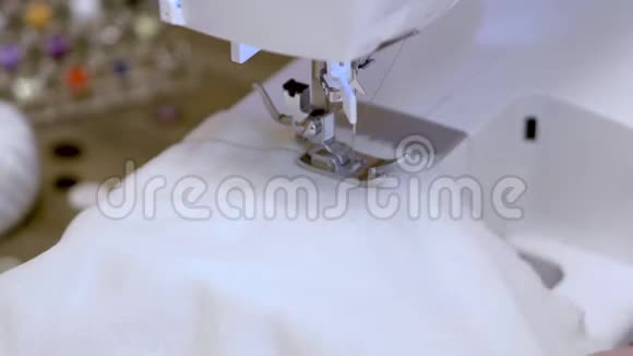 电动缝纫机上裁缝缝制衣服的特写4k剪辑视频的预览图