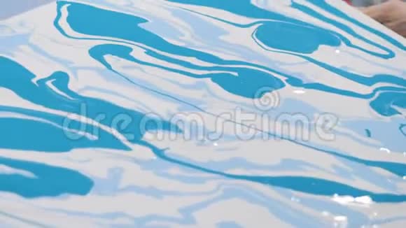 美丽的抽象丙烯酸绘画现代流体艺术视频的预览图