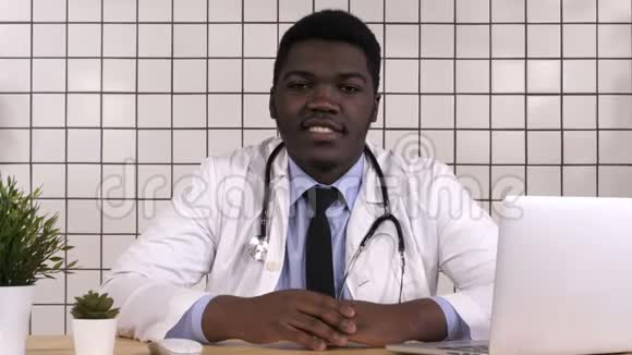 年轻的医生在他的工作场所微笑视频的预览图