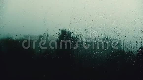 雨点打在窗玻璃上视频的预览图