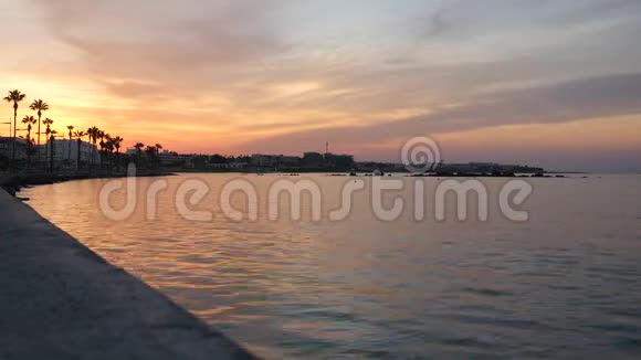 美丽的黄昏海滨美丽的城镇景观清澈的水和多彩的天空视频的预览图