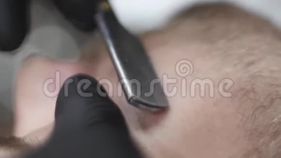 胡子是用剃刀刮的视频的预览图