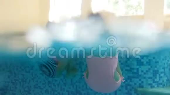 两名戴护目镜的少女在游泳池水下潜水4k视频视频的预览图