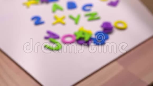 五颜六色的字母组成学习和学习ABCXYZ的概念视频的预览图