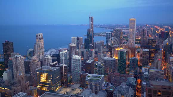 傍晚在芝加哥上空的惊人鸟瞰图视频的预览图