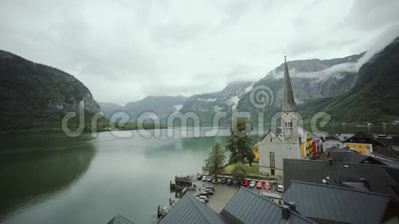 全景在霍尔斯塔特湖群山环绕云雾缭绕奥地利性质中弹视频的预览图