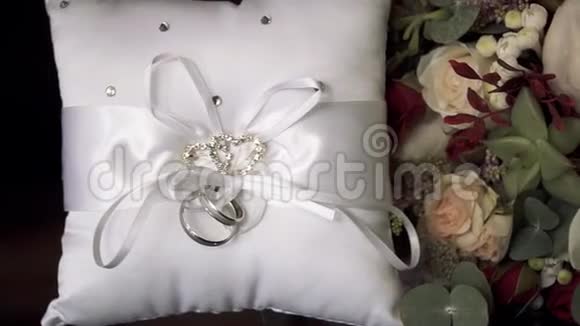 婚礼戒指在白色的垫子上视频的预览图
