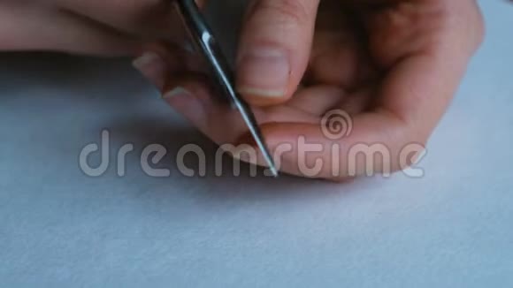 女人正在用剪刀给自己修指甲视频的预览图