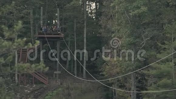 男人在树林里骑着高空滑索视频的预览图