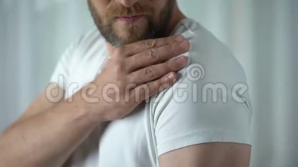 肩关节疼痛表现为斑点运动后男性关节损伤视频的预览图