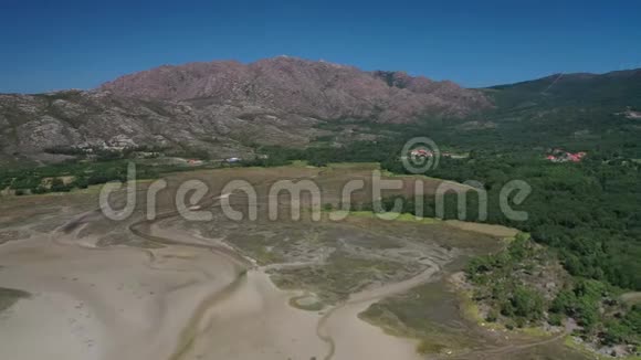 西班牙加利西亚的卡纳塔山谷河三角洲视频的预览图
