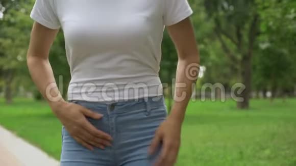 月经痛扰乱妇女步行公园多囊卵巢综合征视频的预览图