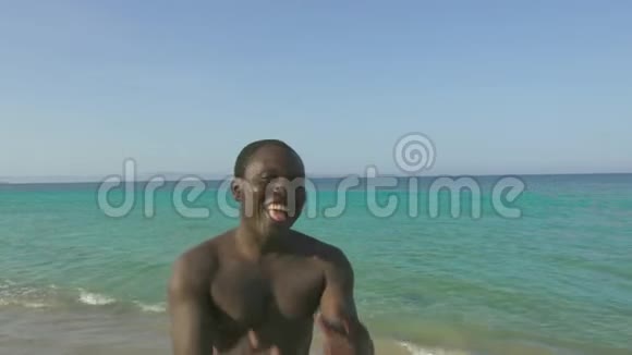 肖像快乐的非裔美国人显示胜利标志两个手指在海滩上面对微笑的非裔美国人视频的预览图