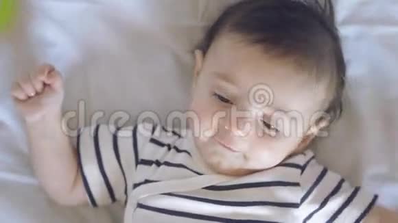 婴儿在摇篮里视频的预览图