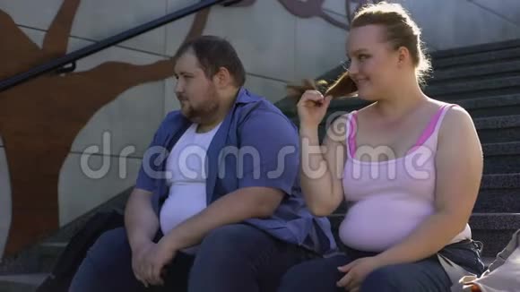 肥胖可爱的女孩与年轻的胖子调情爱尽管不完美视频的预览图
