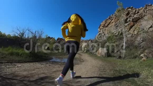 健身妇女在自然山景慢动作中奔跑视频的预览图