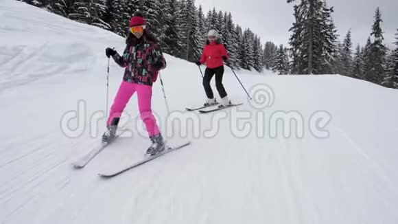冬季滑雪者在山上尽情滑雪视频的预览图