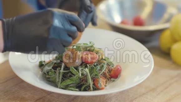 在厨房的桌子上放一个白色的大盘子里配上虾番茄和橄榄油的美味沙拉手视频的预览图
