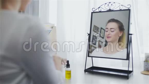 女人在镜子前用棉垫洗脸视频的预览图