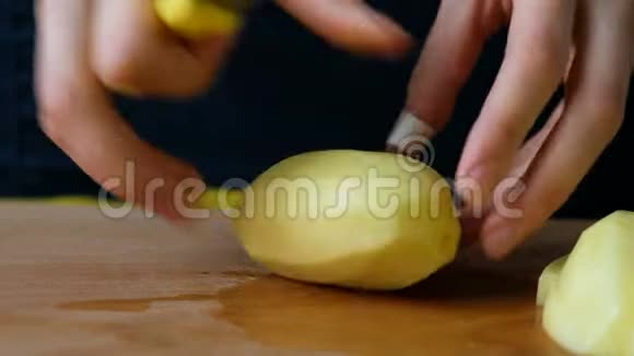 女人在切菜板上切土豆片视频的预览图