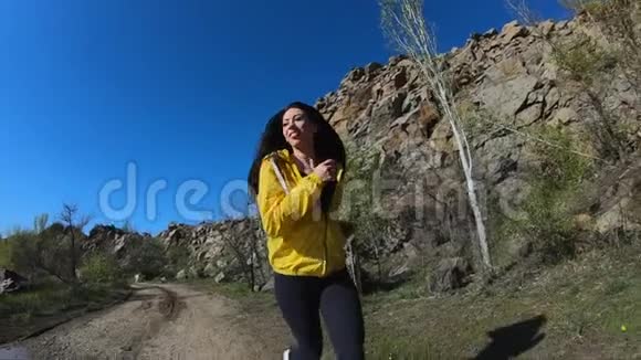 健身妇女在自然山景慢动作中奔跑视频的预览图