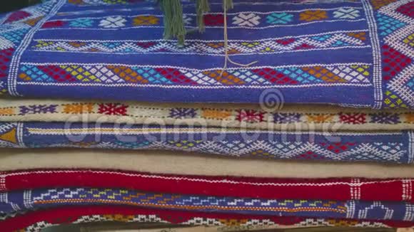Tanger市场店内带有阿拉伯图案的地毯视频的预览图