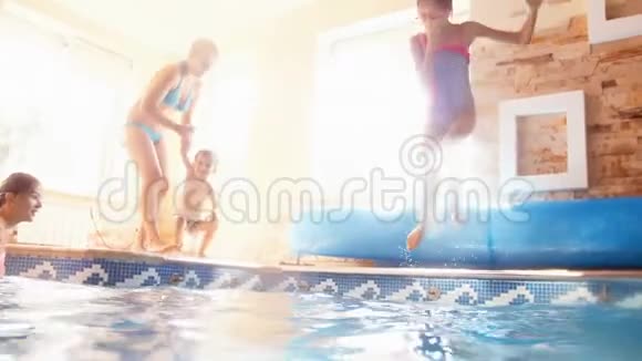 4K家庭幸福欢乐的视频在家里的游泳池里嬉戏视频的预览图
