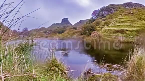 在苏格兰的斯凯岛上的乌格村的山上仙女格伦的雨景时间流逝视频的预览图