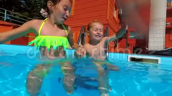 两个小女孩牵着手跳进水里视频的预览图