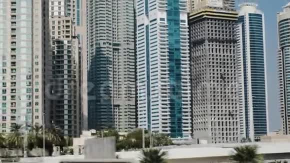 阳光明媚的迪拜地铁车窗外的图片视频的预览图
