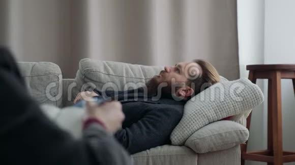一个躺在沙发上的心理治疗师视频的预览图
