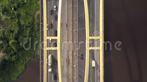 空中垂直射击汽车在桥上公路旁行驶视频的预览图