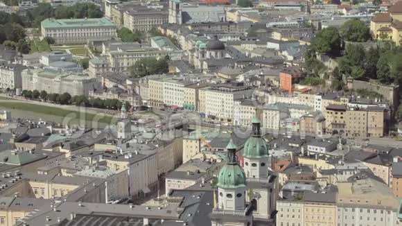 奥地利城市萨尔茨堡的传统建筑顶景晴天特写视频的预览图