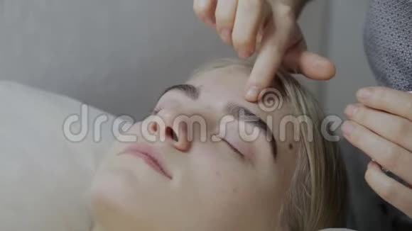 玛瑟尔在一家美容院给一个年轻女孩涂了面部按摩霜视频的预览图