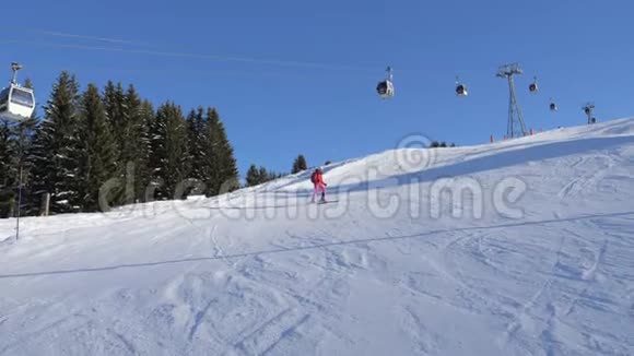 滑雪者在山坡上滑雪背景是神秘的视频的预览图