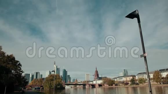 大都市的全景有摩天大楼河流和公园德国法兰克福视频的预览图
