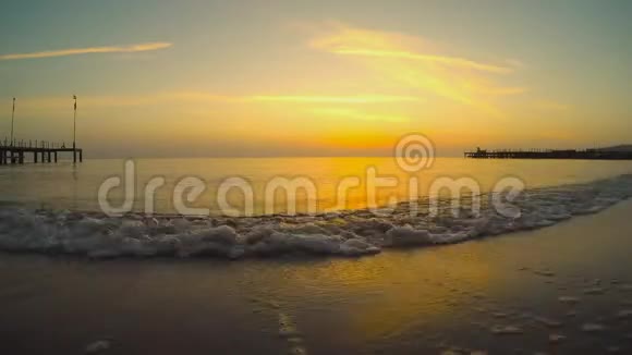 海上美丽的日出波浪在岸上翻滚视频的预览图