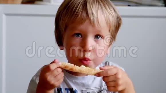 吃奶酪披萨的小男孩视频的预览图