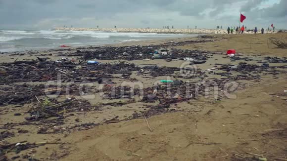 海滩上被丢弃的海上垃圾视频的预览图
