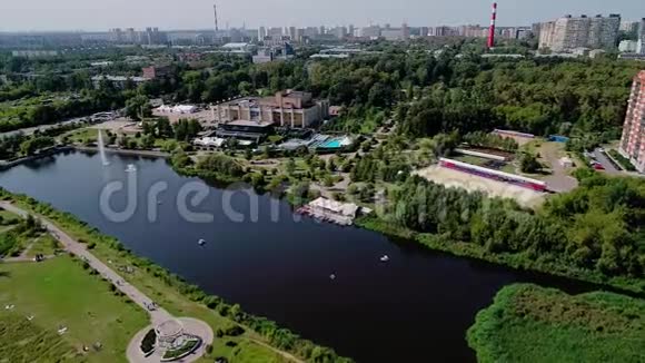 从空中看到一个小湖和背景下的海滨你可以看到城市景观视频的预览图