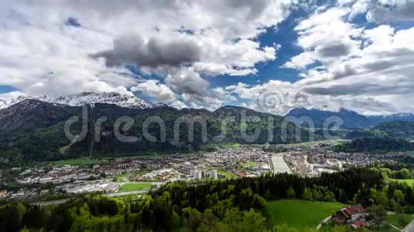 在多云天气下Kufstein的时间推移可以看到奥地利蒂罗尔的WilderKaise视频的预览图