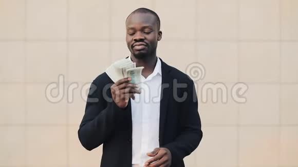 非洲裔美国商人站在办公楼外炫耀他们的钱的肖像商业人视频的预览图