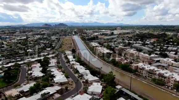 鸟瞰斯科茨代尔与小河流沙漠城市亚利桑那州东部的首府凤凰城视频的预览图