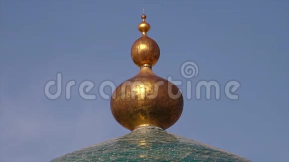 寺庙穹顶上的金色装饰视频的预览图