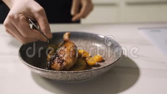 烤鸡腿和脆的金黄色皮肤供应新鲜沙拉视频的预览图