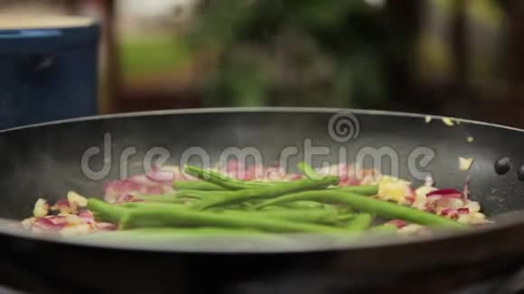 把串豆放在锅里视频的预览图