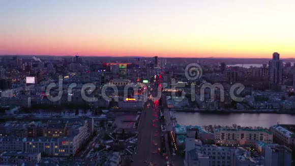 夜间典型欧洲城市市中心的鸟瞰图视频的预览图